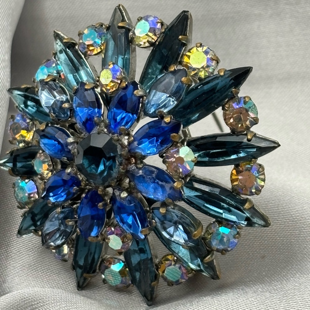 Vintage MCM Blue Rhinestone & Aurora Borealis Sunburst Brooch - Picture 5 of 16